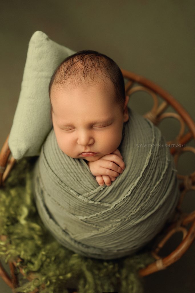 foto newborn di un neonato fasciato
