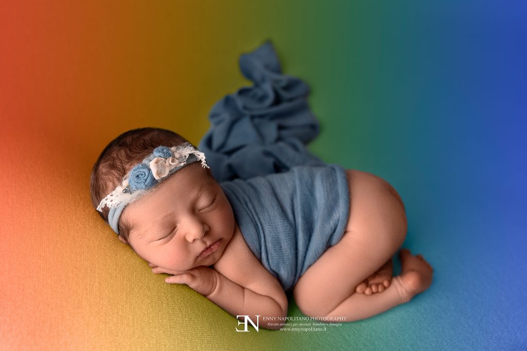 fotografia di una bambina arcobaleno durante un servizio fotografico newborn a Milano, Pavia, Monza, Bergamo, Varese
